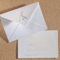 Προσκλητήριο γάμου με κάρτα-φάκελο απο μεταλλικό χαρτί.