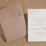 Προσκλητήριο γάμου με εσωτερική κάρτα απο βαμβακερό χαρτί.
