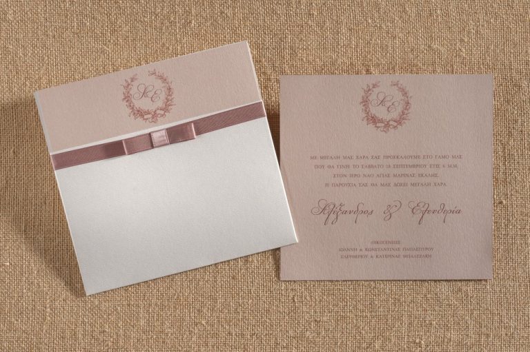 Προσκλητήριο γάμου με φάκελο απο ιδιαίτερο χαρτί,κάρτα nudeκαι δέσιμο με φιογκάκι τύπου chanel.
