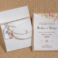 Προσκλητήριο γάμου floral ,φάκελος λευκός και κάρτα απο 2 χαρτιά (λευκό και κραφτ) και κλείσιμο με σχοινάκι και καρτελάκι.