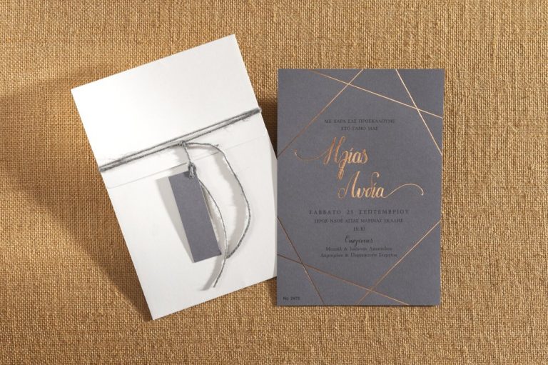 Προσκλητήριο γάμου κάρτα με σχέδιο πολύγωνο και δεμένο με σχοινάκι.
