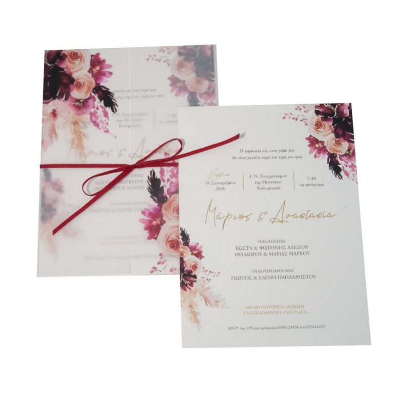 Προσκλητήριο γάμου με μπορντό λουλούδια στον φάκελο και στην κάρτα.