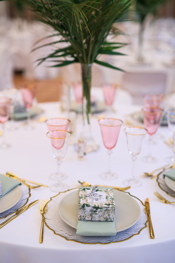 Διακόσμηση βάπτισης κοριτσιού με πλούσιο ανθοστολισμό και ζωηρά χρώματα απο την Paul&kitika