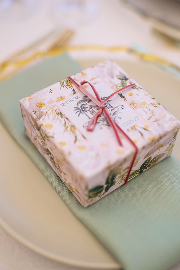 Διακόσμηση βάπτισης κοριτσιού με πλούσιο ανθοστολισμό και ζωηρά χρώματα απο την Paul&kitika