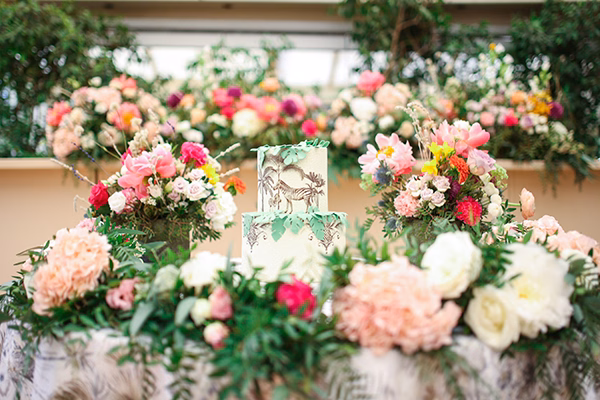 Διακόσμηση βάπτισης κοριτσιού με πλούσιο ανθοστολισμό και ζωηρά χρώματα απο την Paul&kitika