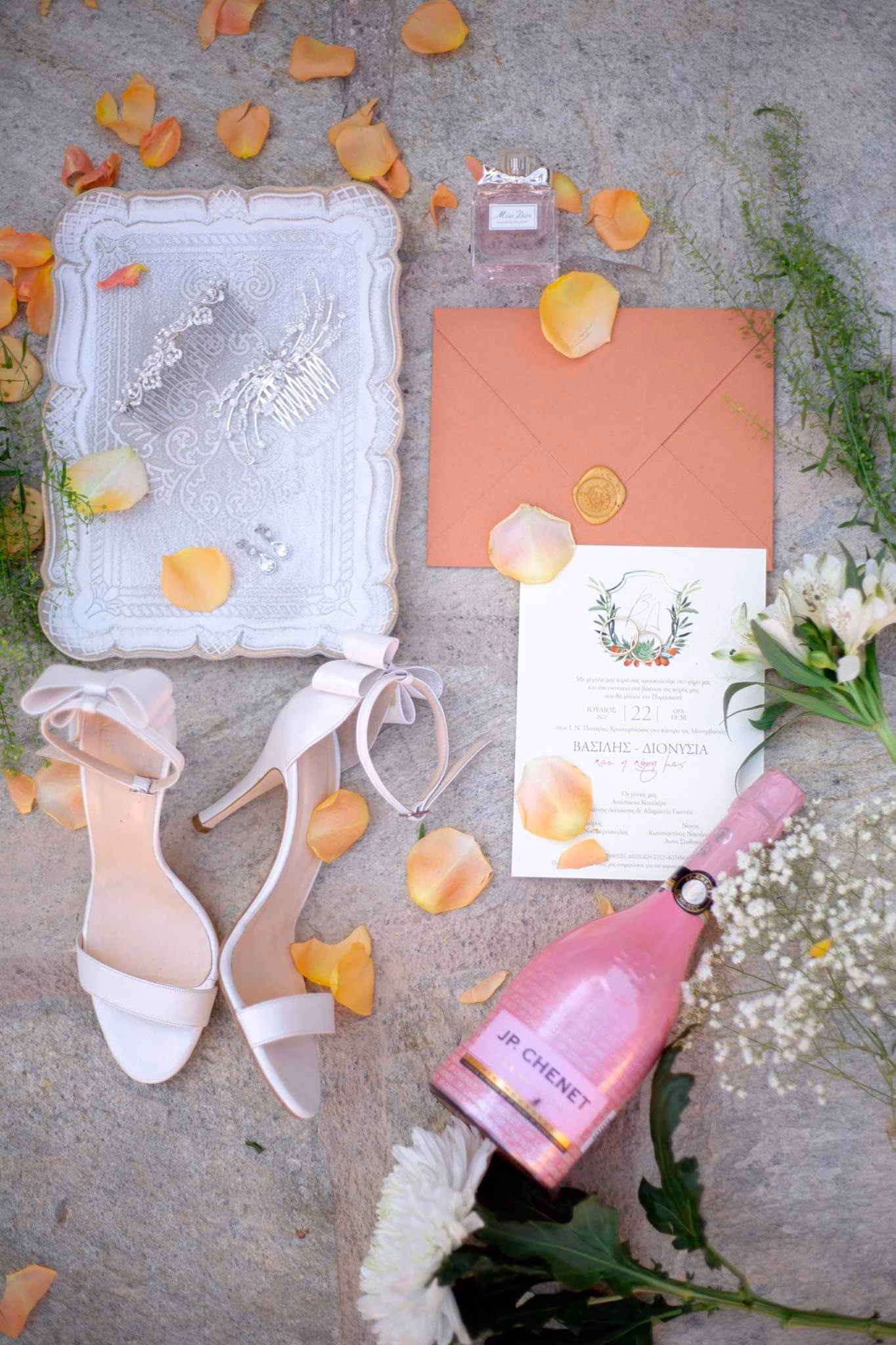 Υπέροχος ρουστίκ γάμος στη Μονεμβασιά με πανέμορφα λουλούδια σε πορτοκαλί αποχρώσεις