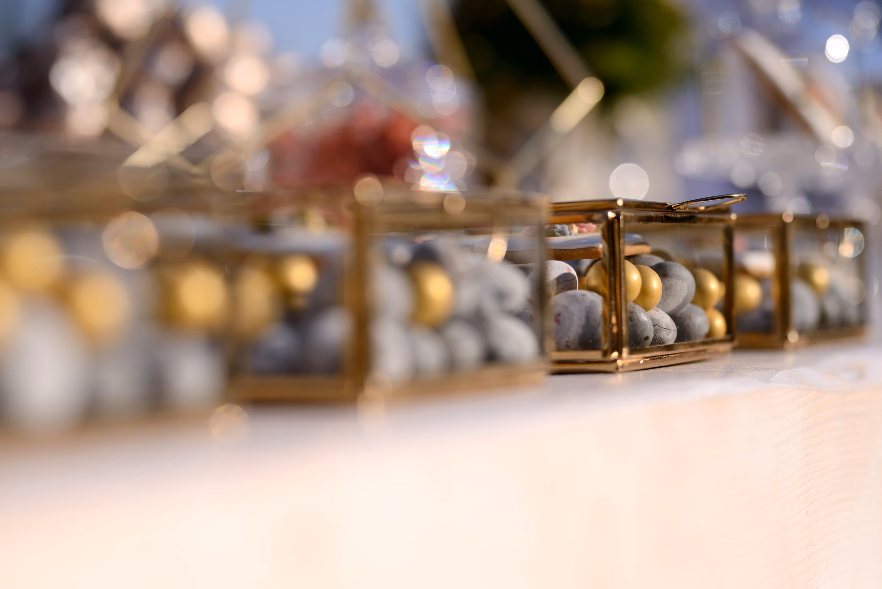 Ρομαντικός γάμος στην Αθήνα με ροδακινί και λευκές αποχρώσεις