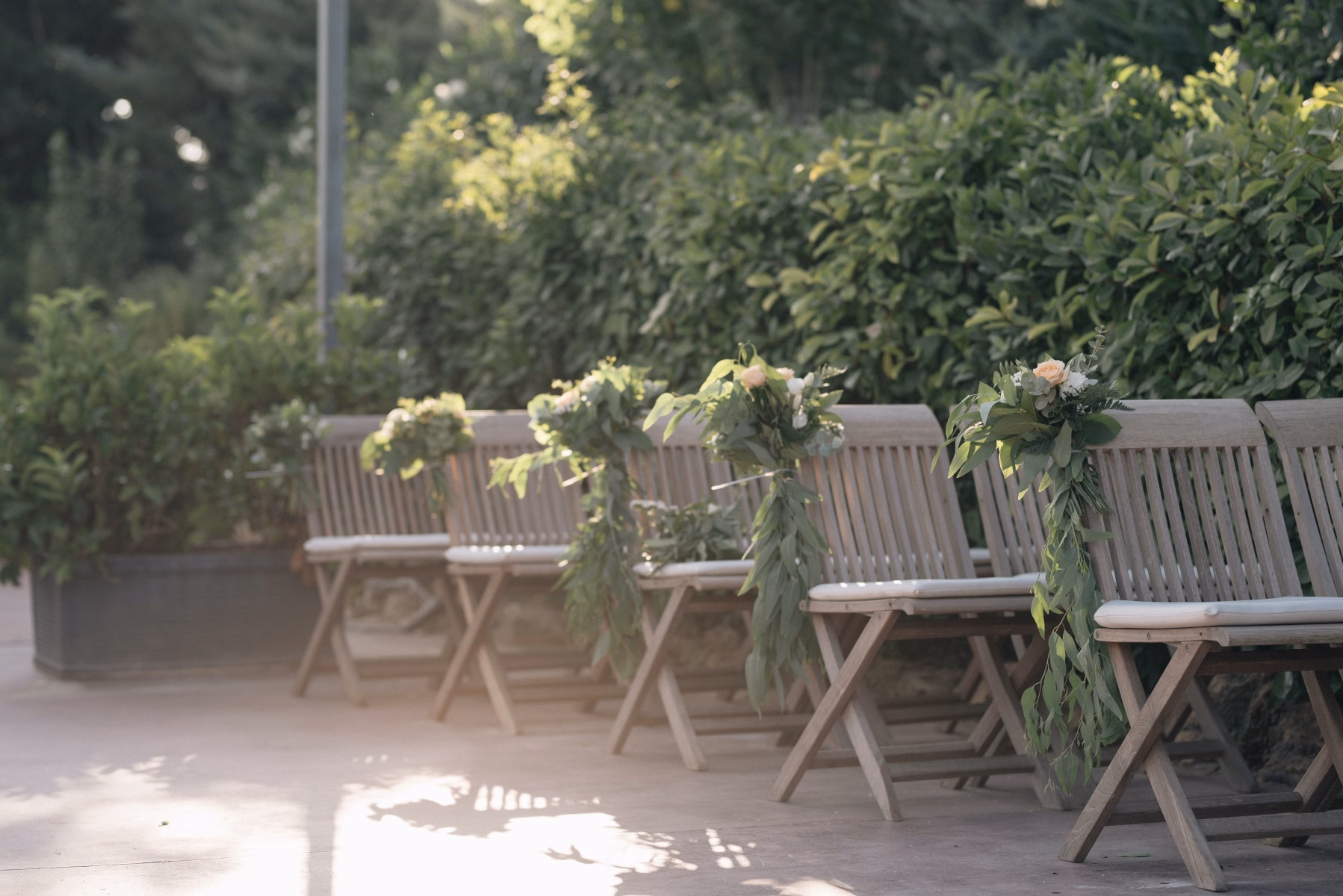 Ρομαντικός γάμος στην Αθήνα με ροδακινί και λευκές αποχρώσεις