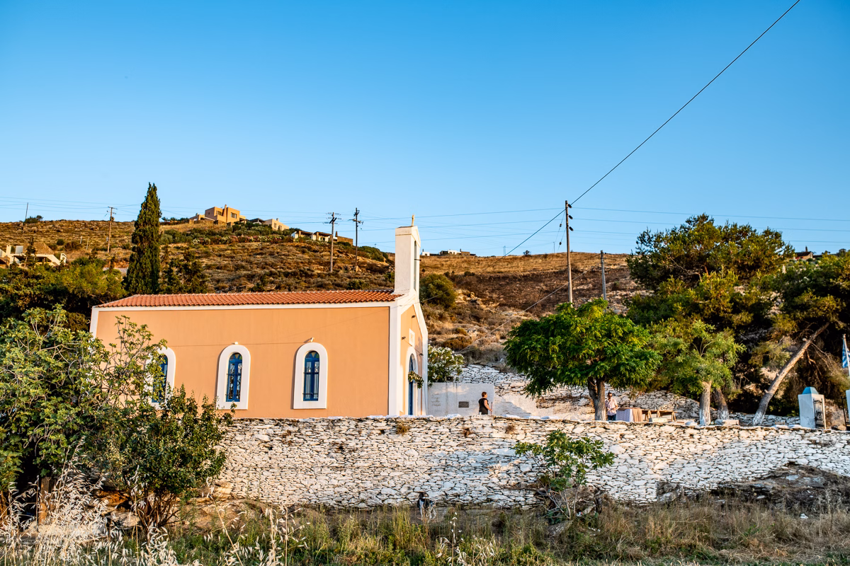 Γάμος στην Τζιά με λευκές παιώνιες και παχύφυτα.
