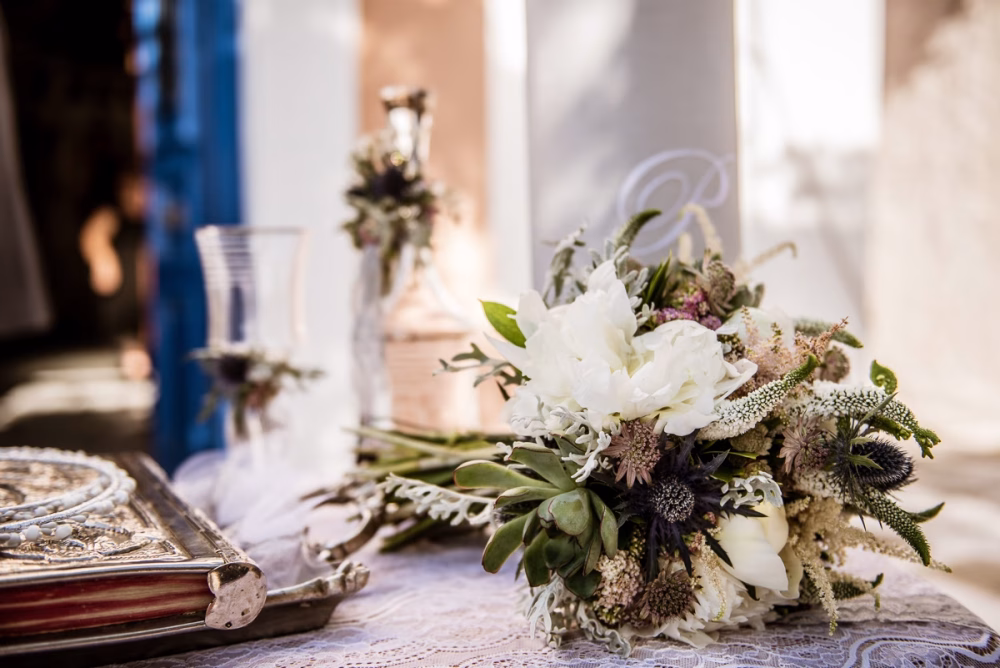 Γάμος στην Τζιά με λευκές παιώνιες και παχύφυτα.