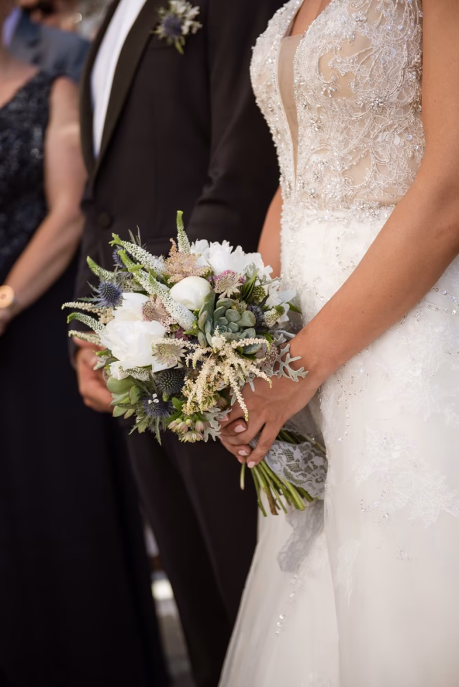 Γάμος στην Τζιά με λευκές παιώνιες και παχύφυτα.