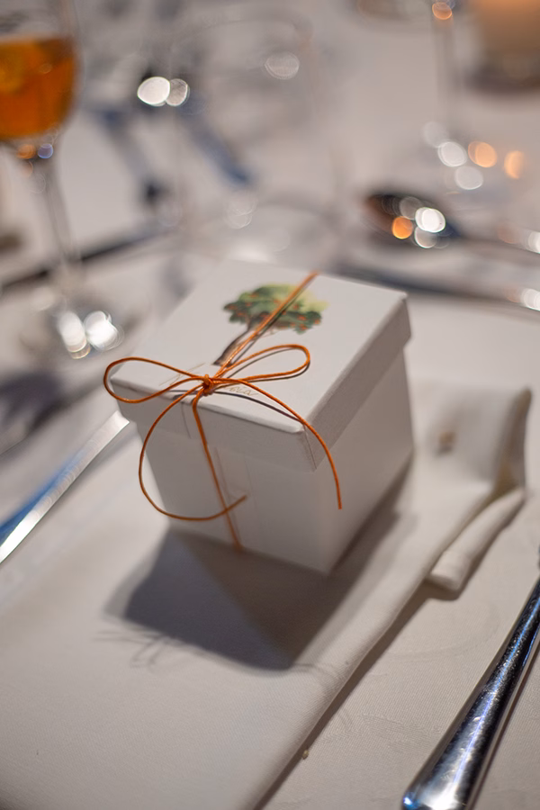 Υπέροχος ρουστίκ γάμος στη Μονεμβασιά με πανέμορφα λουλούδια σε πορτοκαλί αποχρώσεις