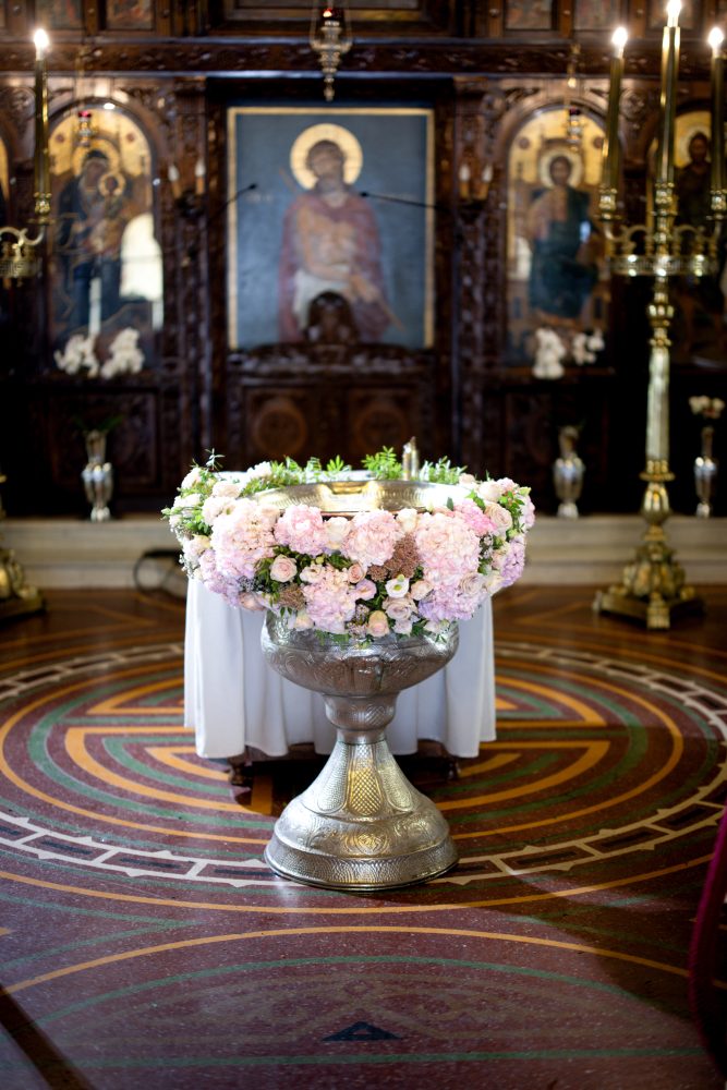 Ρομαντική κοριτσίστικη βάπτιση στο Anassa City Events με ανθοστολισμό, κατασκευή μπαλονιών με όνομα, μπομπονιέρες και δωράκια για τους καλεσμένους μετά το μυστήριο στον Άγιο Δημήτριο Ψυχικού.